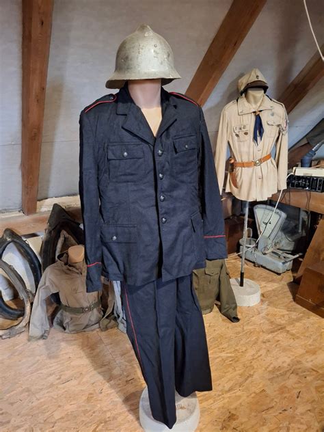 Zdjęcie przedstawiające historyczny mundur strażacki typu 