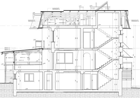 schematyczny przekrój czteropiętrowego bloku mieszkalnego z zaznaczoną piwnicą