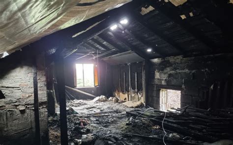 zdjęcie przedstawiające piwnicę po pożarze z widocznymi uszkodzeniami