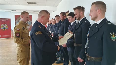 zdjęcie z uroczystości jubileuszowej OSP w Lipinach, wręczanie medali