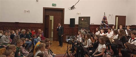 Zdjęcie przedstawiające orkiestrę dętą podczas przemarszu w Lidzbarku