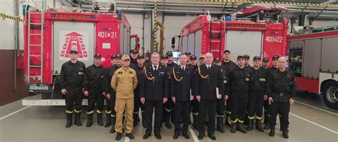 Zdjęcie strażaków biorących udział w ćwiczeniach ewakuacyjnych w obiekcie komercyjnym