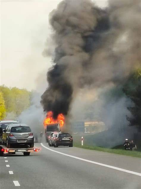 zdjęcie autokaru w płomieniach na autostradzie A4