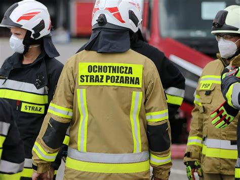 Zdjęcie akcji ratowniczej straży pożarnej przed budynkiem mieszkalnym