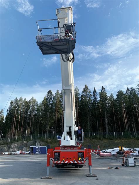 Zdjęcie podnośnika strażackiego z wysuniętymi podporami hydraulicznymi