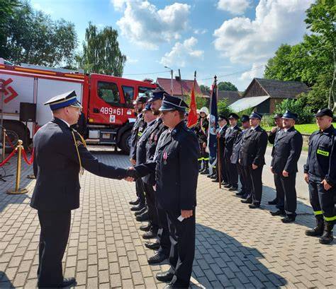 Tematyczne zdjęcie strażaków OSP Opole Sławice podczas uroczystości jubileuszowych