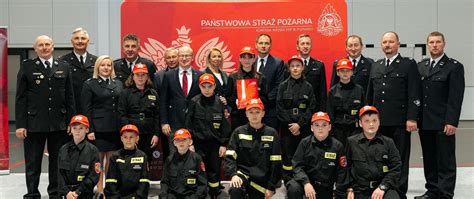 Zdjęcie grupowe drużyn strażackich przed zawodami