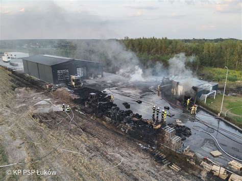 Zdjęcie zniszczonych przez pożar ciężarówek i sprzętu na bazie transportowej w Kamieńszczyźnie