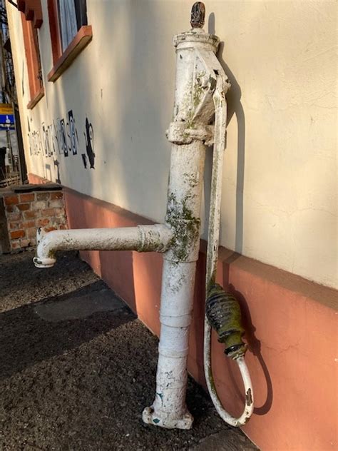 historyczne zdjęcie OSP Długie, na pierwszym planie stara pompa ręczna na wozie konnym