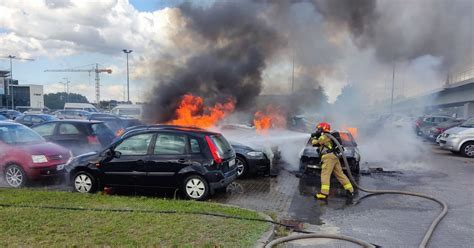 Zniszczone przez ogień samochody na parkingu