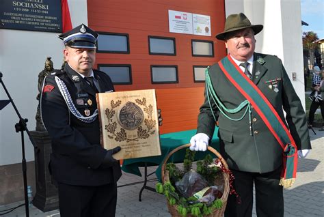 Zdjęcie przedstawiające galę z okazji 85-lecia OSP Dzierzążnia, wręczenie medalu honorowego