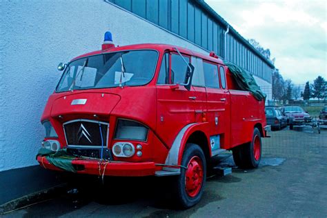 The Citroen N350 fire truck performing a maneuver in a forest