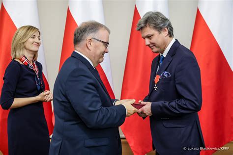 zdjęcie wręczania odznaczeń i medali strażakom podczas uroczystości