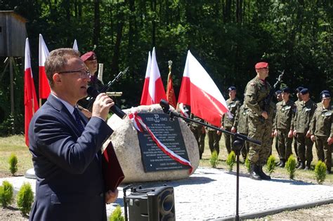 Uroczystość odsłonięcia pamiątkowego głazu przy remizie OSP Załęże
