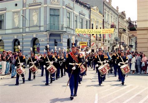 Parada orkiestry strażackiej i wozów strażackich podczas festynu