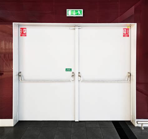 zdjęcie drzwi przeciwpożarowych z zamkiem Nemef i elektrozaczepem