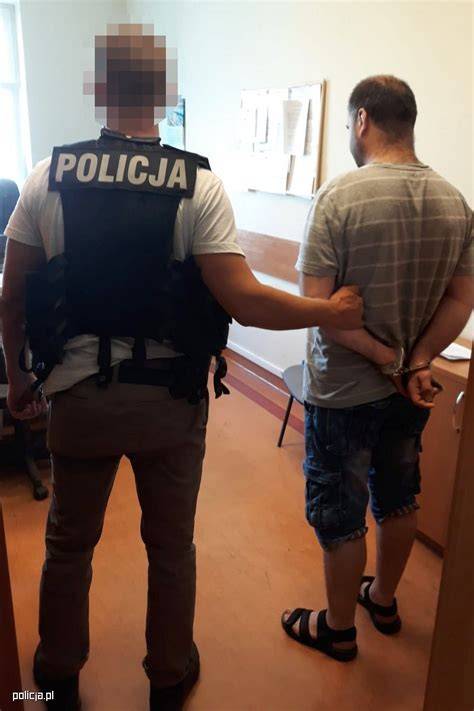 Policjanci Oddziału Prewencji Policji w pełnym rynsztunku podczas zabezpieczenia