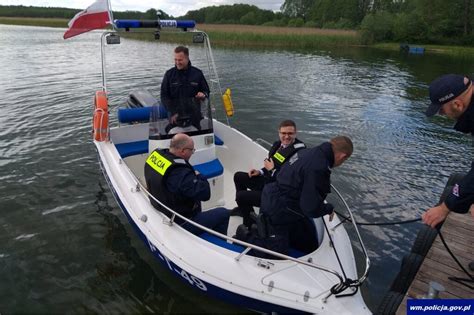 Policjanci Wodnej Policji na łodzi patrolowej