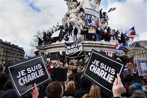 Uczestnicy marszu jedności w Paryżu po zamachu na Charlie Hebdo w 2015 roku