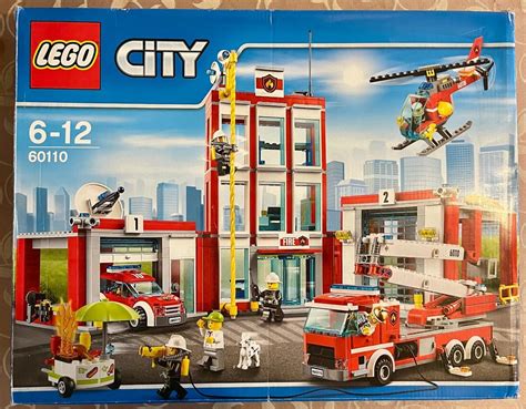 Detale zestawu LEGO City 60110, w tym pojazdy i akcesoria