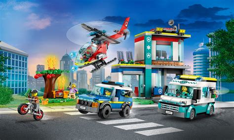 Różne typy pojazdów strażackich LEGO, w tym helikoptery i łodzie