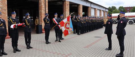 Fotografia z uroczystości Dnia Świętego Floriana, strażacy w mundurach galowych