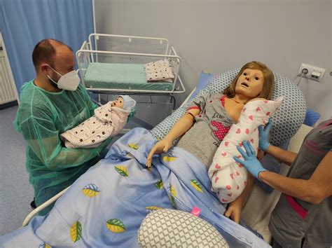Student medycyny wykonujący procedurę medyczną na fantomie w centrum symulacji medycznej