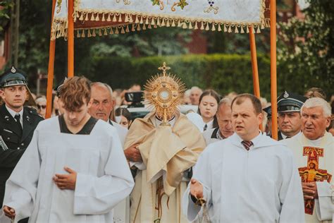 Zdjęcie procesji strażaków i gości podczas przemarszu ulicami Dąbrowy