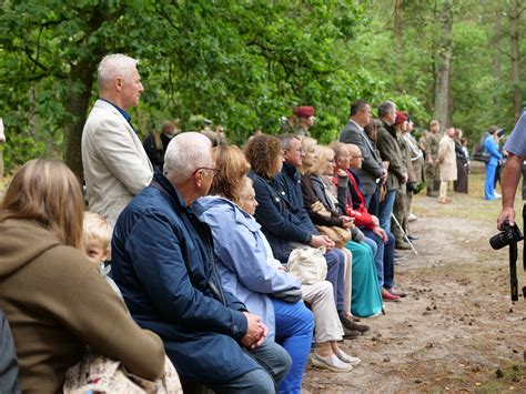 Zdjęcie grupy uczestników uroczystości, w tym gości i władz samorządowych