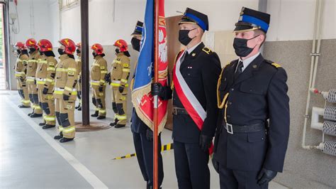 Wręczenie odznaczeń strażakom przez przedstawicieli władz