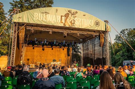 Scena plenerowa z występującymi artystami podczas Święta Pieczonego Ziemniaka