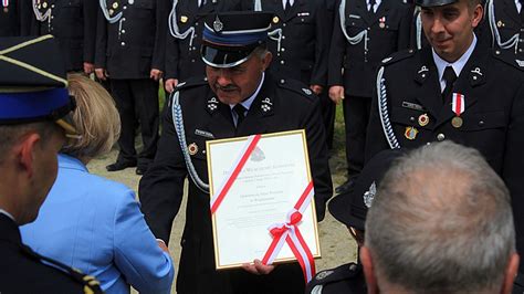 Zdjęcie Iwony Jung z kroniką OSP Urszulin lub dyplomem z konkursu