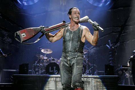Rammstein na scenie z efektami pirotechnicznymi podczas koncertu
