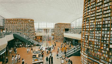 zdjęcie wnętrza Biblioteki Beinecke z widocznymi zbiorami