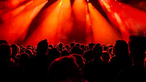Koncert charytatywny lub scena z zespołem