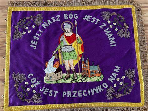 Archiwalna fotografia przedstawiająca historyczny sztandar jednostki straży pożarnej w Makowie Podhalańskim