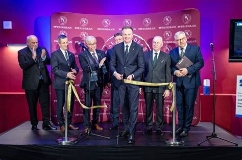 Zdjęcie z uroczystego przecięcia wstęgi podczas otwarcia nowej remizy OSP