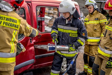 Infografika przedstawiająca rodzaje akcji ratowniczych, w których uczestniczą strażacy, z podziałem na ratownictwo techniczne, chemiczne i medyczne.