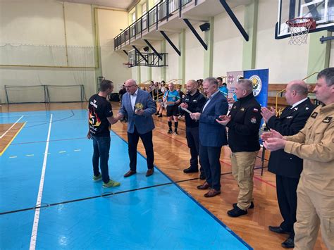 Wręczenie pucharów i dyplomów zwycięzcom zawodów strażackich