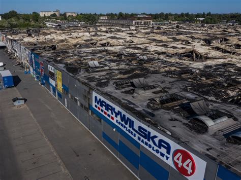 Zniszczona hala samochodowa po pożarze w Wesołej, Warszawa