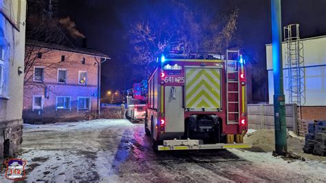 Służby ratownicze przy budynku Cersanit w Wałbrzychu po ugaszeniu pożaru