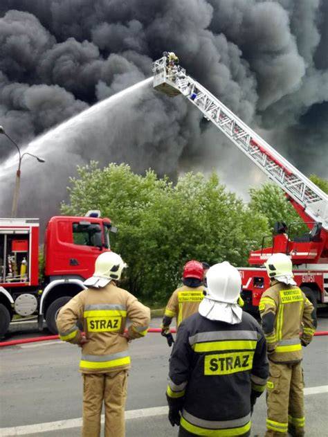 Zdjęcie strażaków gaszących pożar na terenie lotniska