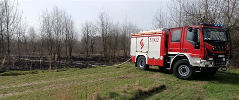 Zdjęcie przedstawiające akcję gaśniczą straży pożarnej w Kombinacie Rolniczym Manieczki