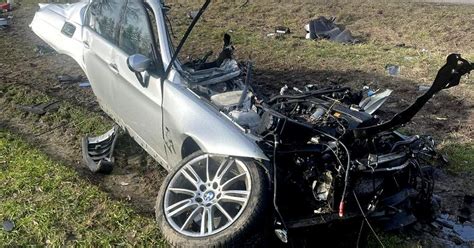 Rozbity samochód BMW po wypadku na ulicy Zatorskiej w Gierałtowicach i zabezpieczenie miejsca zdarzenia