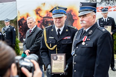 Archiwalne zdjęcie członków i władz Ochotniczej Straży Pożarnej w Boćkach z początków XX wieku, przedstawiające zarząd magistratu, radę miejską i korpus OSP.
