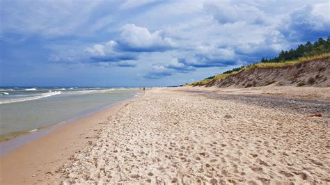 Szeroka piaszczysta plaża w Dziwnowie z widokiem na morze