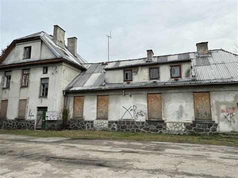 Zdjęcie przedstawiające zaniedbany budynek dawnej kantyny wojskowej