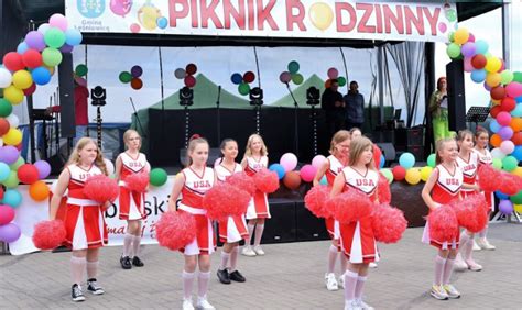 Dzieci ze szkół podstawowych podczas występu artystycznego na scenie