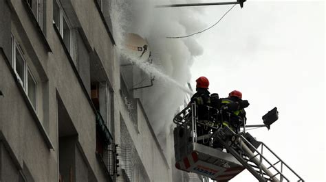 Strażacy na miejscu pożaru bloku mieszkalnego
