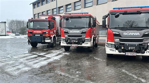 Zestawienie nowoczesnych i zabytkowych wozów strażackich